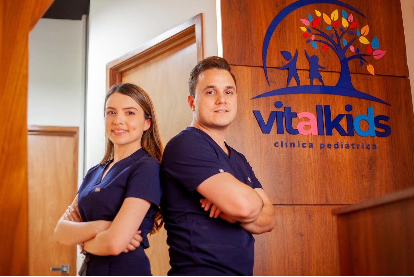 La Dra. Gabriela Torres y el Dr. Horacio Bartlett en la recepción de VitalKids